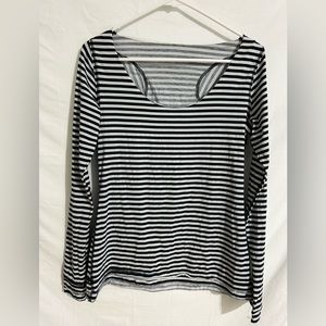 LULULEMON LONG SLEEVE BLACK WHITE LONG SLEEVE SHIRT WOMEN'S SIZE 10- fits like 8